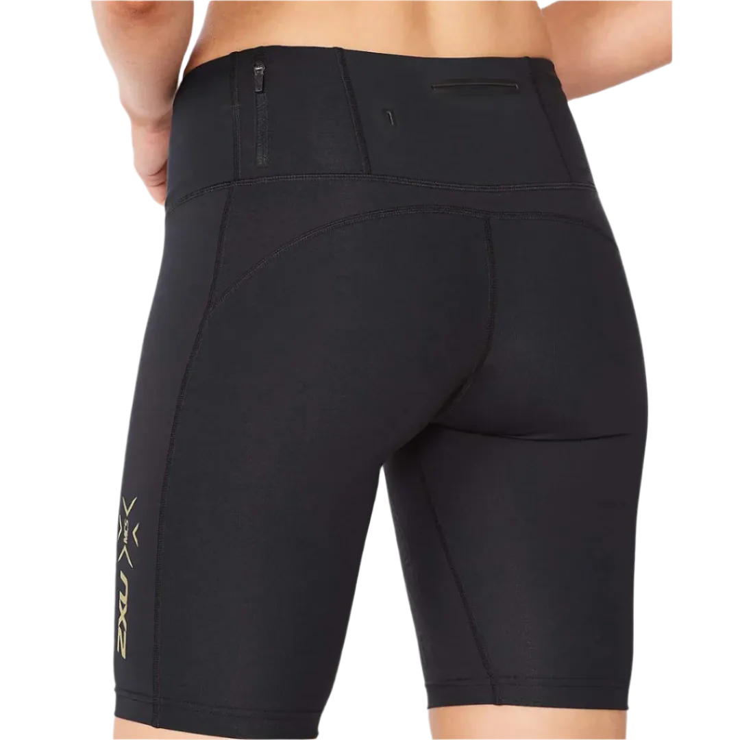 2XU - Women's Light Speed Mid Rise Compression Shorts - Black/Gold