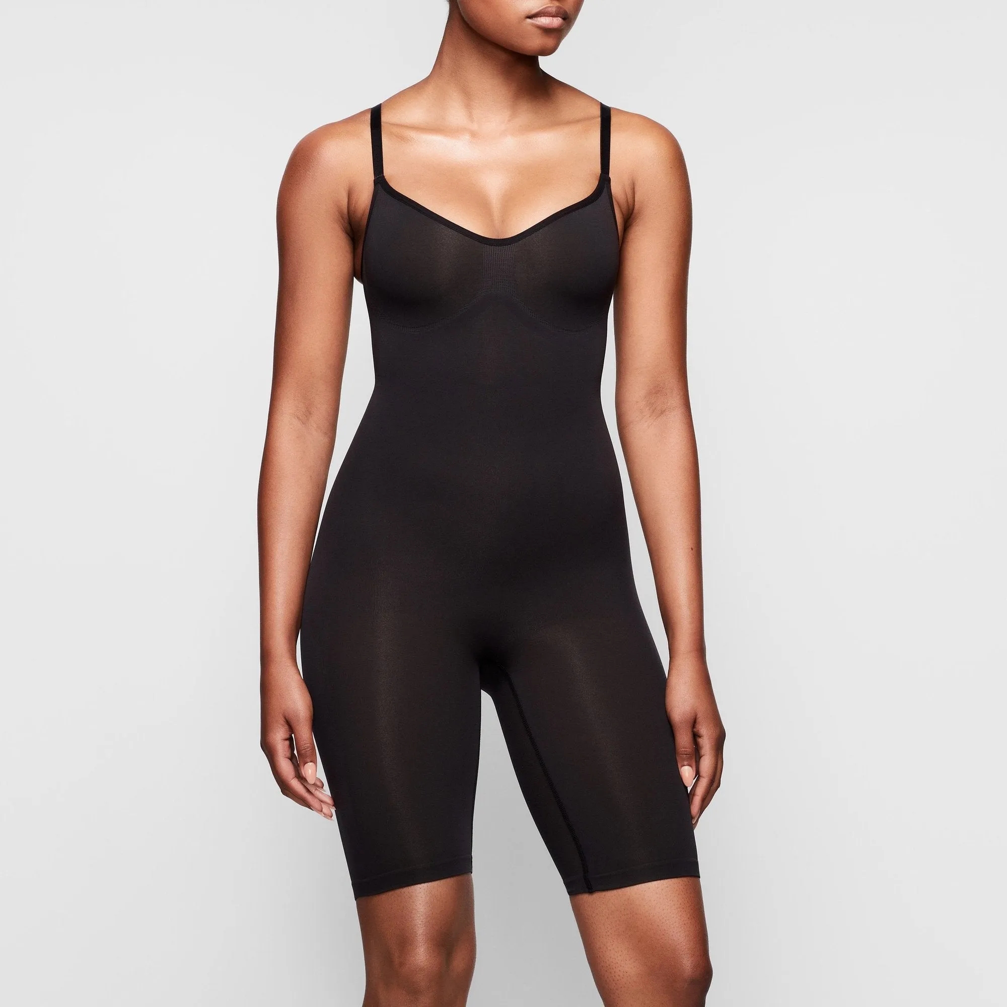 SCULPTING BODYSUIT MID THIGH W. OPEN GUSSET | ONYX