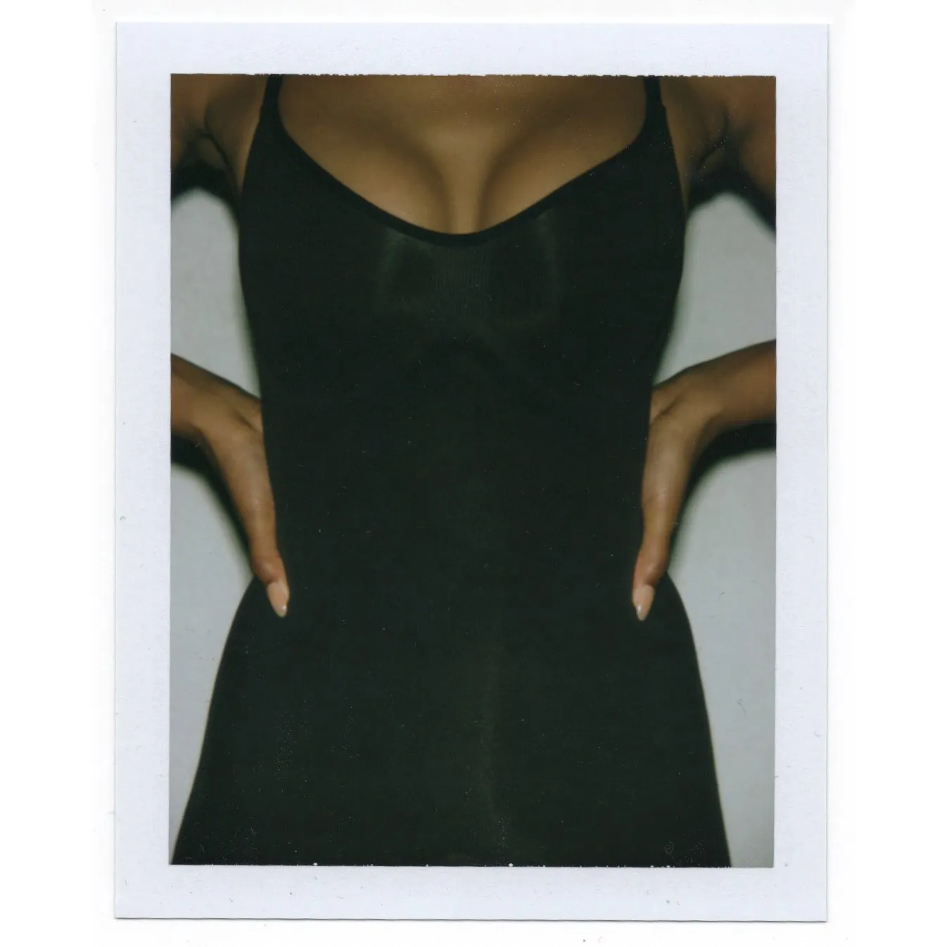 SCULPTING BODYSUIT MID THIGH W. OPEN GUSSET | ONYX