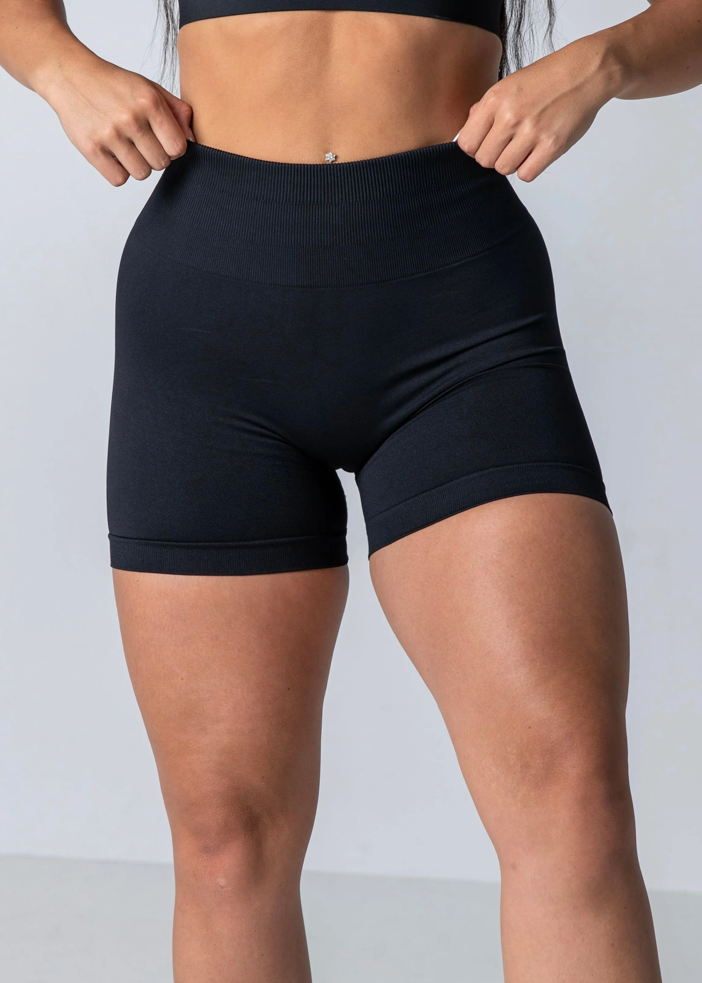 ULTIMATE SEAMLESS SCRUNCH SHORTS 2.0 - BLACK